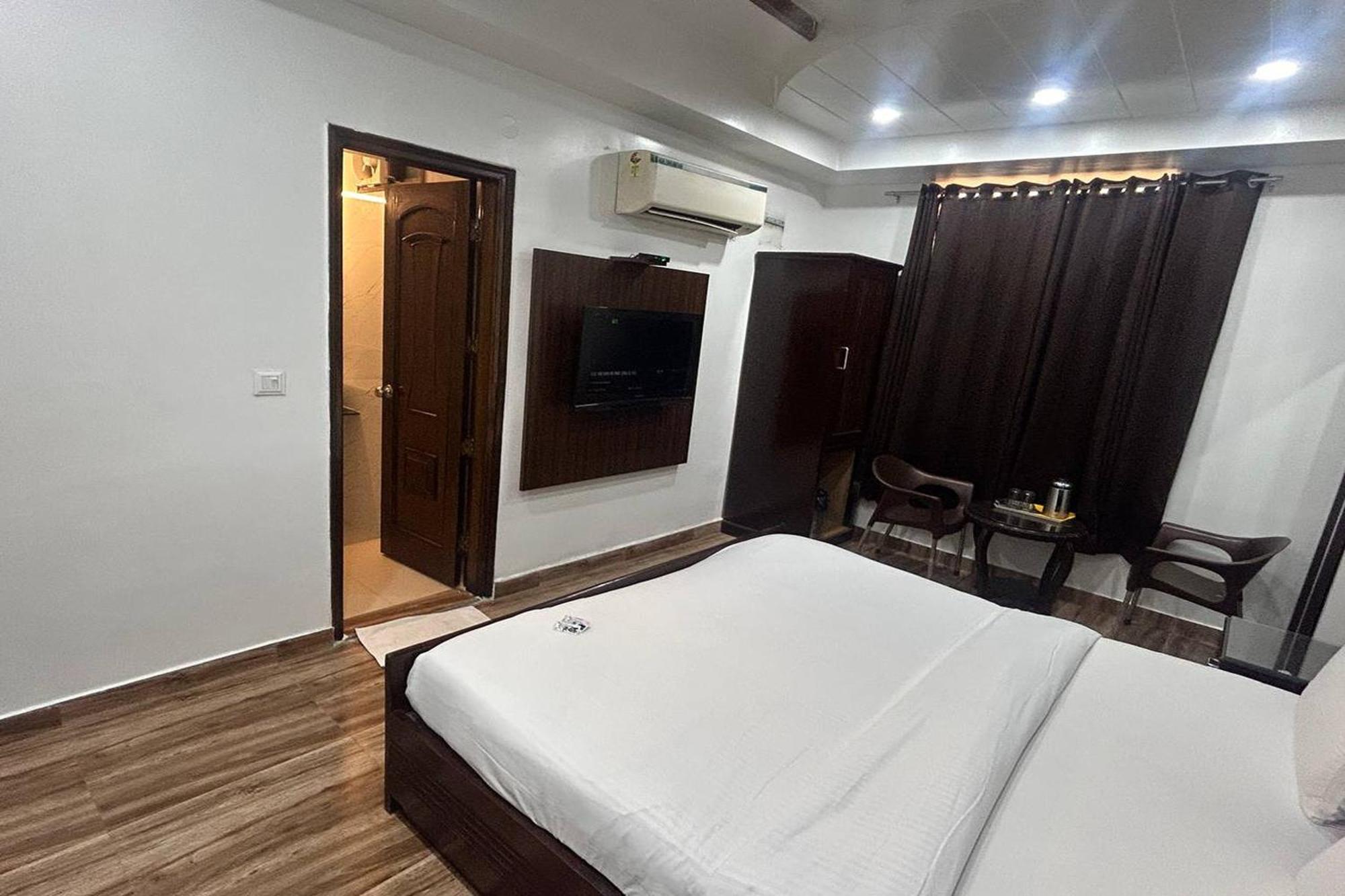 Hotel Today International New Delhi Exterior photo